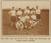 873068 Groepsportret van het elftal van voetbalvereniging 'Door Onze Turners Opgericht' (D.O.T.O.), onderafdeling van ...